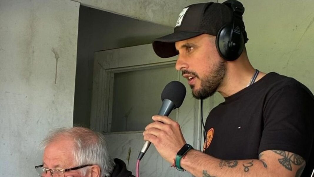 Periodista con apósitos en oídos tras lesión por bomba de estruendo en Olavarría