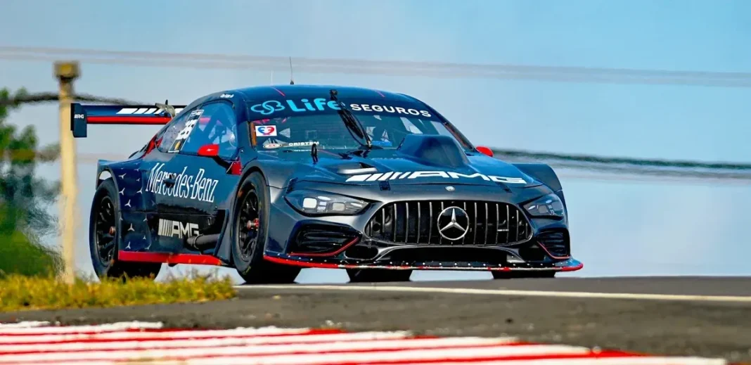 Auto de carrera Mercedes-Benz número 1 pilotado por Otto Fritzler en el autódromo de Posadas