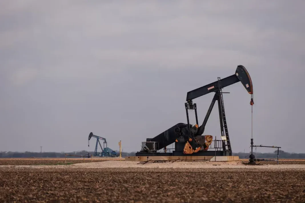 Plataforma petrolera en el mar con un buque tanque cerca