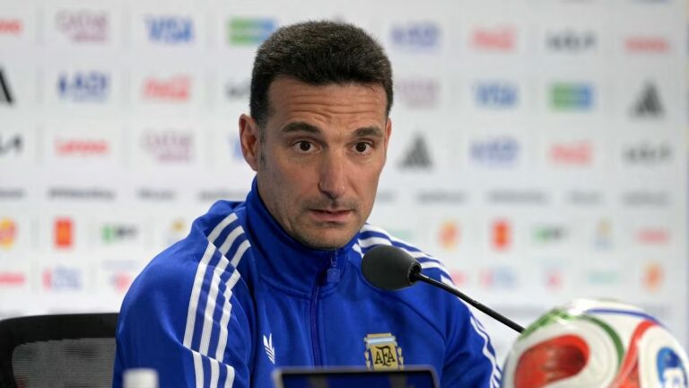 Jugadores de la Selección argentina en formación durante un partido del Mundial 2026