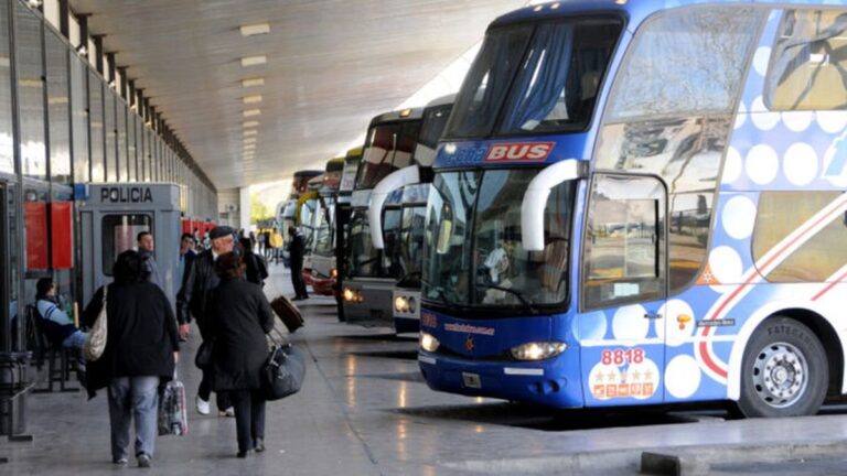 Colectivo de larga distancia modelo 2012 en ruta
