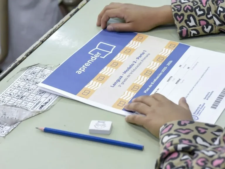 Estudiantes de primaria en un aula durante una prueba de evaluación
