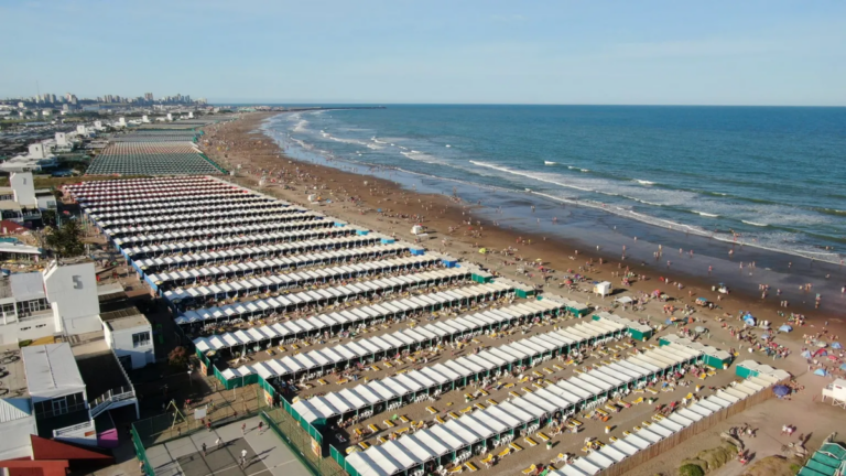 Vista del complejo de balnearios Punta Mogotes en Mar del Plata