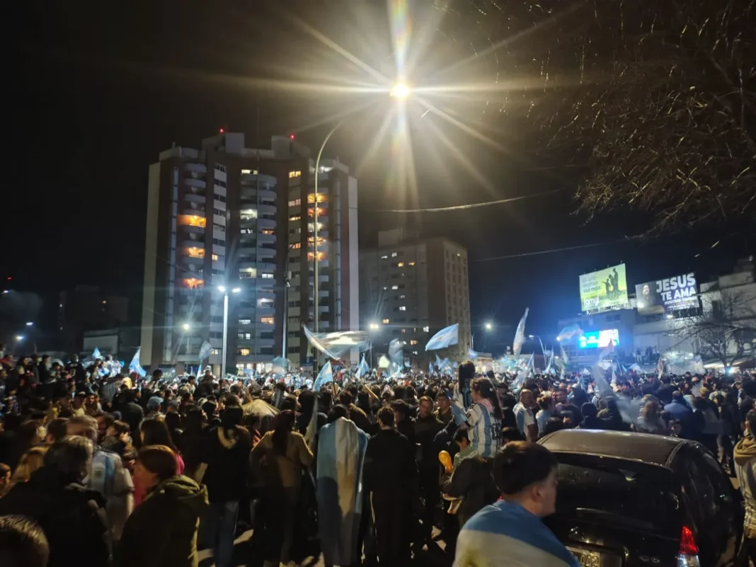 Festejos por el triunfo de Argentina en la Fuente del Milenio de Junín