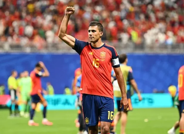 Rodri levantando el Balón de Oro del Mundial 2026