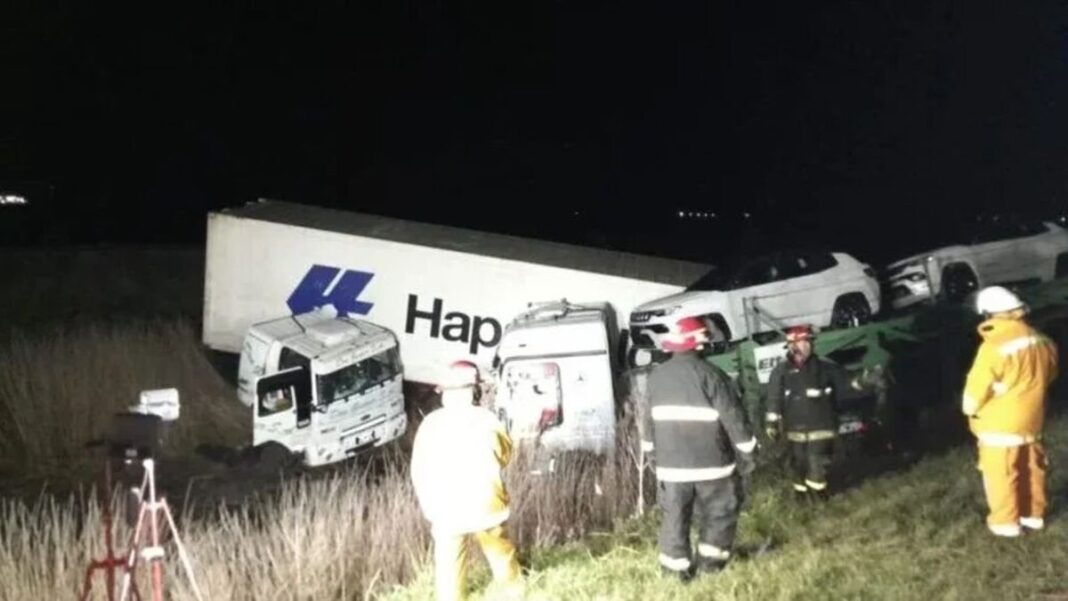 Camión portacontenedores volcado con autos 0 km sobre la Ruta 2