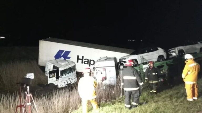 Camión portacontenedores volcado con autos 0 km sobre la Ruta 2