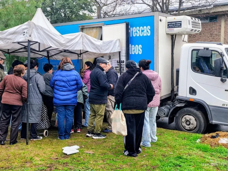 Camión de Lácteos y Pastas de la Red Precios Justos en Junín