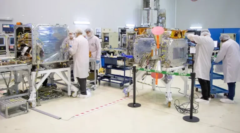 Laboratorio de INVAP en Bariloche con personal técnico trabajando en la integración del satélite SABIA-Mar