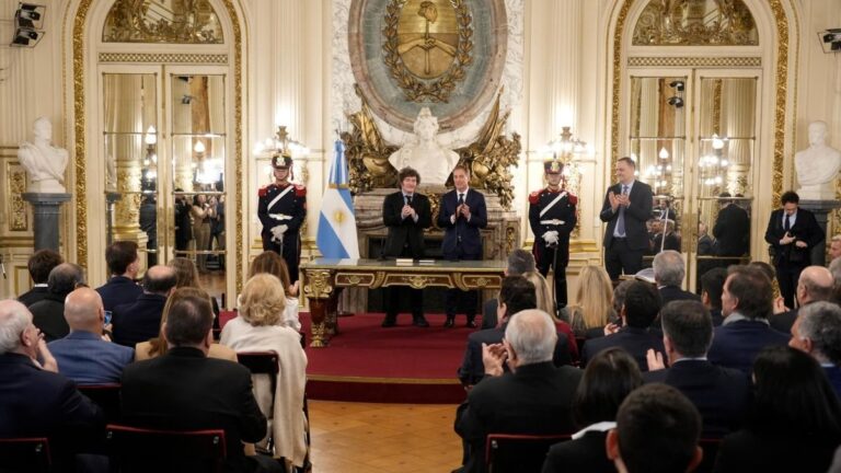 Diego Santilli jura como jefe de Gabinete ante Javier Milei en la Casa Rosada
