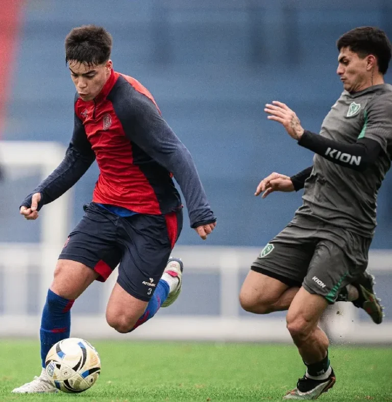 Jugadores de Sarmiento de Junín durante el amistoso ante San Lorenzo en el estadio Pedro Bidegain