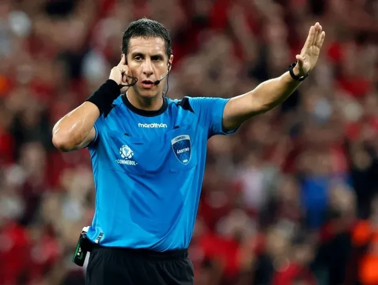 Árbitro Pablo Echavarría en un partido de fútbol