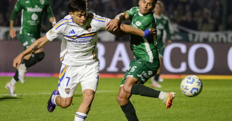 Partido de fútbol entre Sarmiento y Boca Juniors en la Copa Argentina