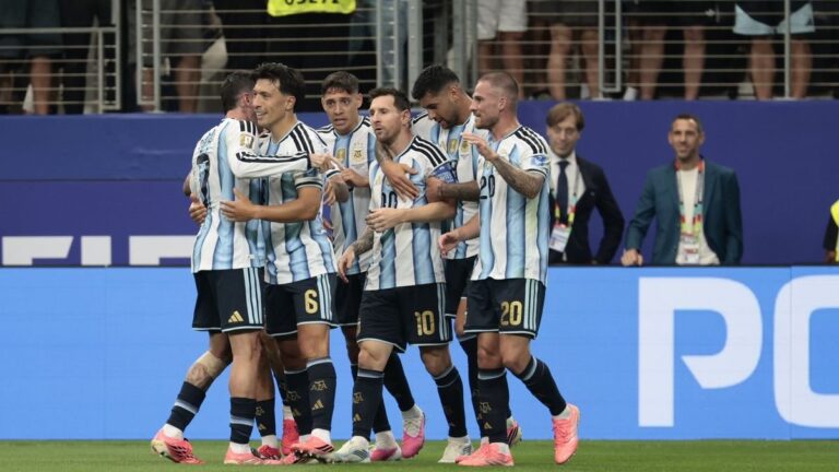 Jugadores de la Selección Argentina celebrando un gol durante la fase de grupos del Mundial