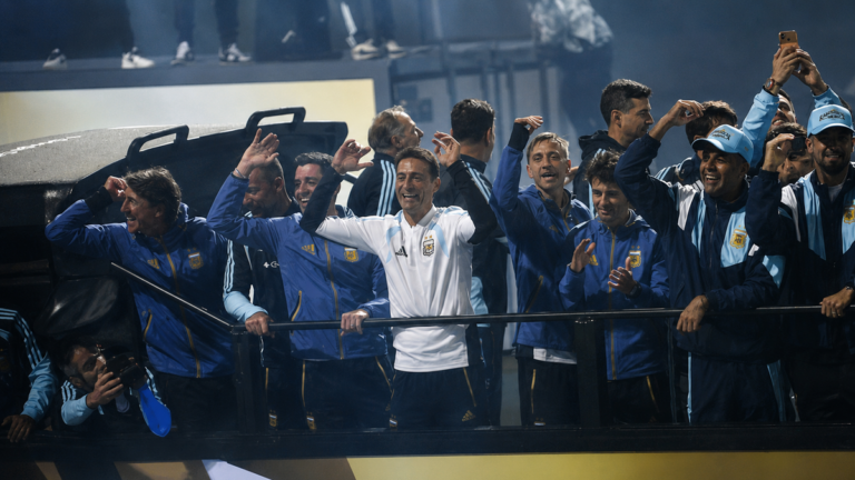 Jugadores de la Selección argentina descendiendo del avión en el Aeropuerto de Ezeiza