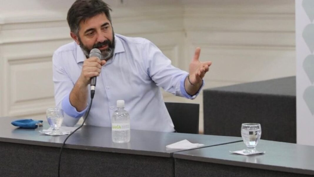 Sergio Castro en una conferencia sobre turismo