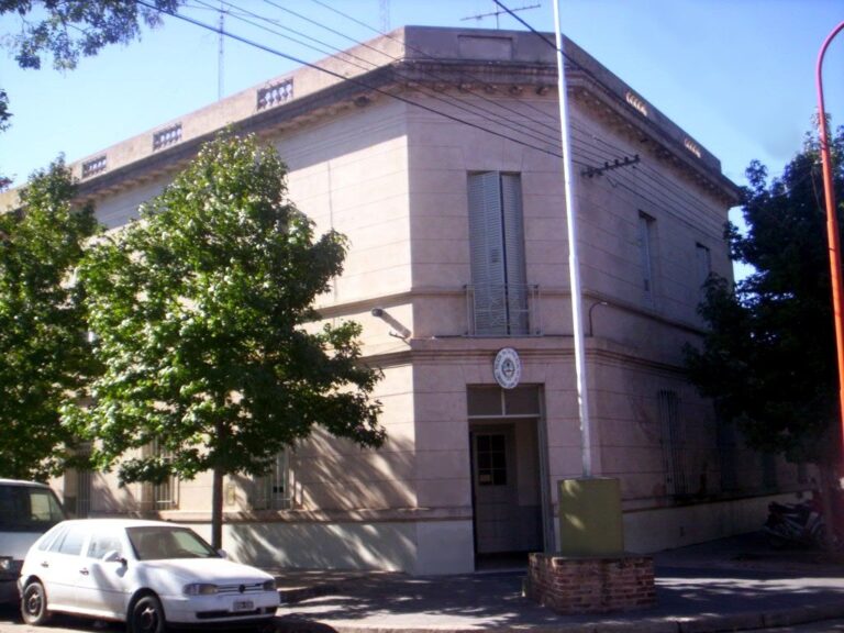 Móvil policial en la ciudad de Junín