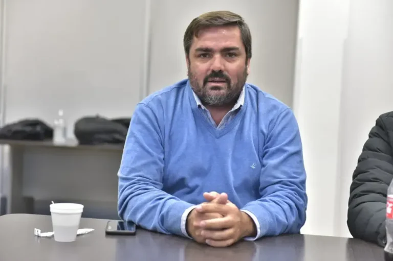 Acto de la UCR bonaerense en el club Atenas de La Plata