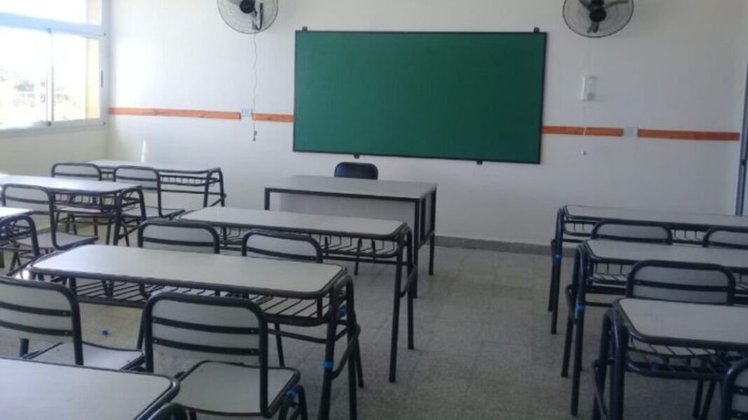 Docentes bonaerenses en una movilización frente a la Gobernación