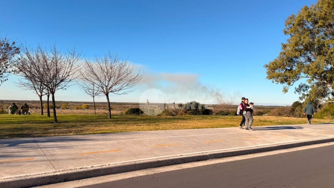 Columnas de humo visibles desde la costa de San Nicolás por incendios en islas del Delta del Paraná
