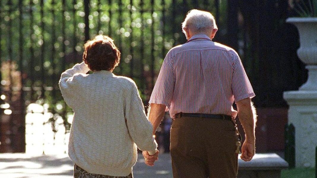 Gráfico del informe de la UCA sobre ingresos insuficientes en adultos mayores