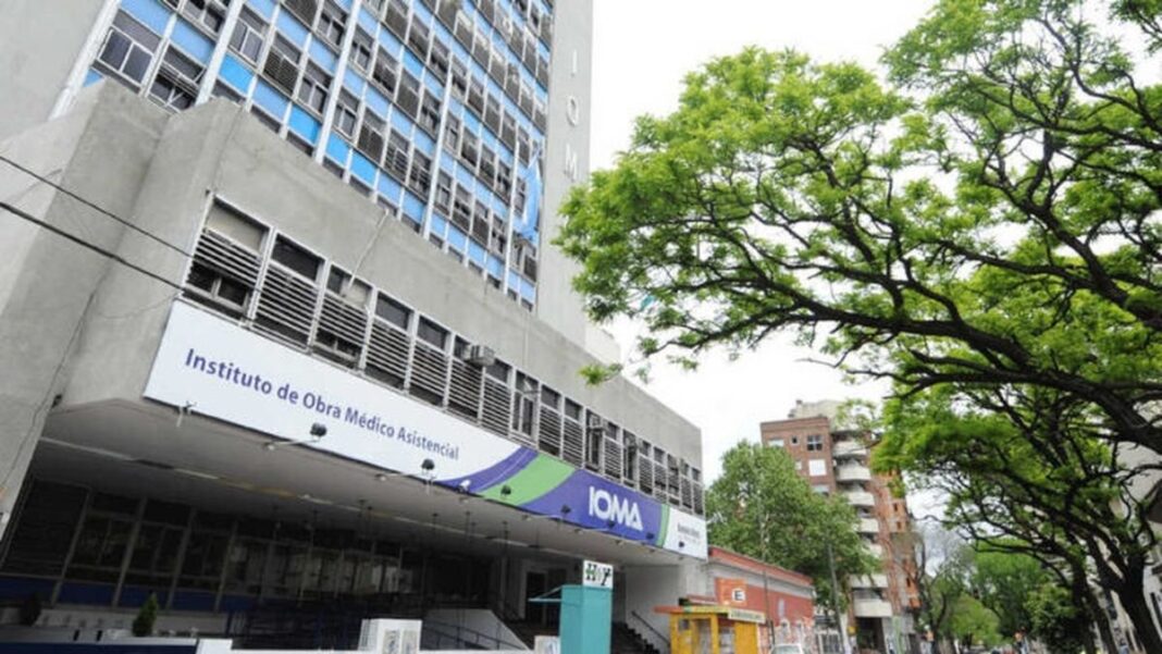 Protesta de acompañantes terapéuticos frente a la sede de IOMA en La Plata