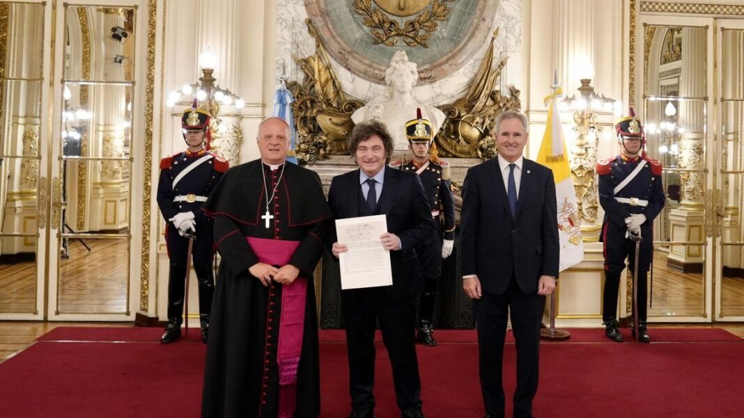 Michael Wallace Banach presenta sus cartas credenciales ante Javier Milei en la Casa Rosada