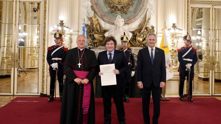 Michael Wallace Banach presenta sus cartas credenciales ante Javier Milei en la Casa Rosada