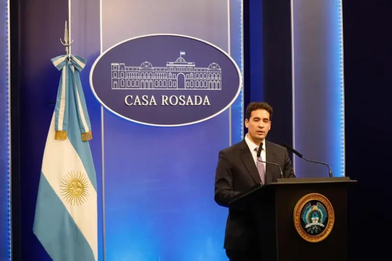 Adrián Ravier en conferencia de prensa