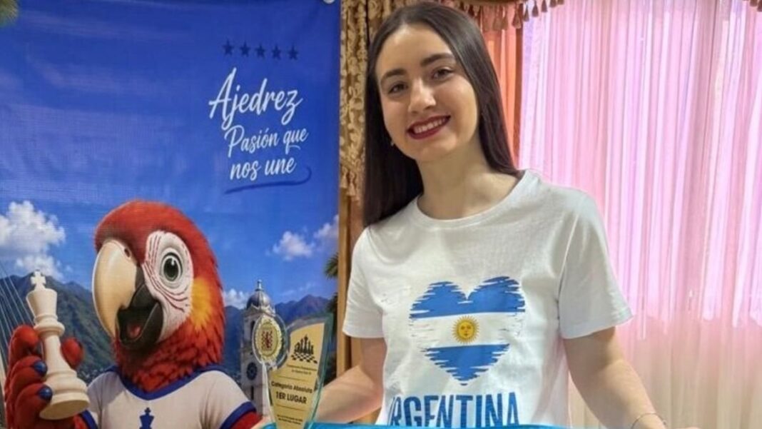 Candela Francisco Guecamburu con trofeo en el Panamericano Sub 20