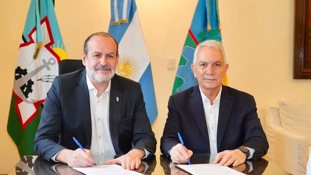 Julio Alak y Federico Susbielles durante la firma del convenio en Bahía Blanca