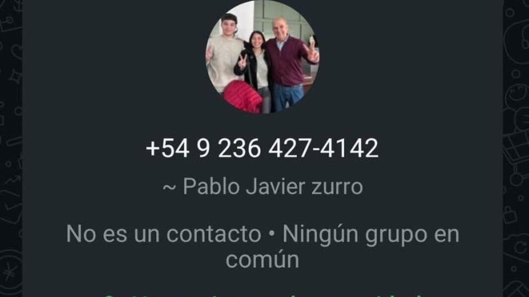 Imagen de un teléfono móvil mostrando un mensaje de WhatsApp con la foto del intendente de Pehuajó