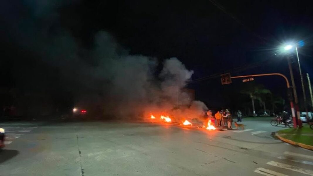 Protesta de vecinos en una calle de La Plata por corte de luz