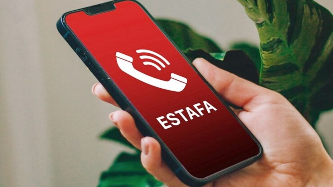 Teléfono fijo y tarjeta de crédito sobre una mesa, ilustrando una estafa telefónica