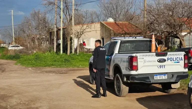 Policía en la puerta de un hospital