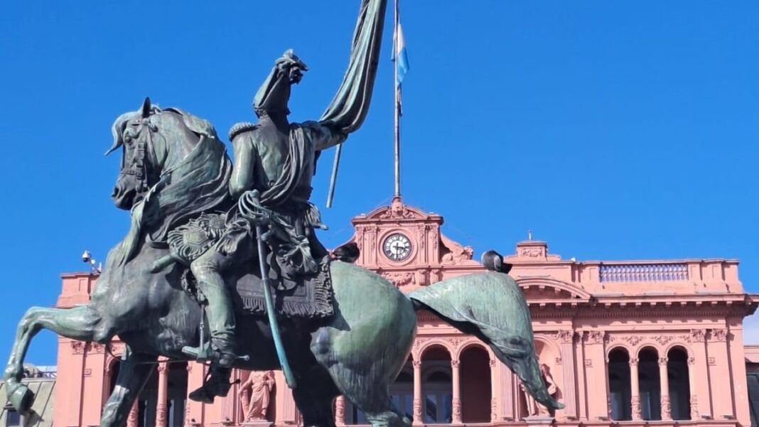 Oficina gubernamental con escritorios y documentos