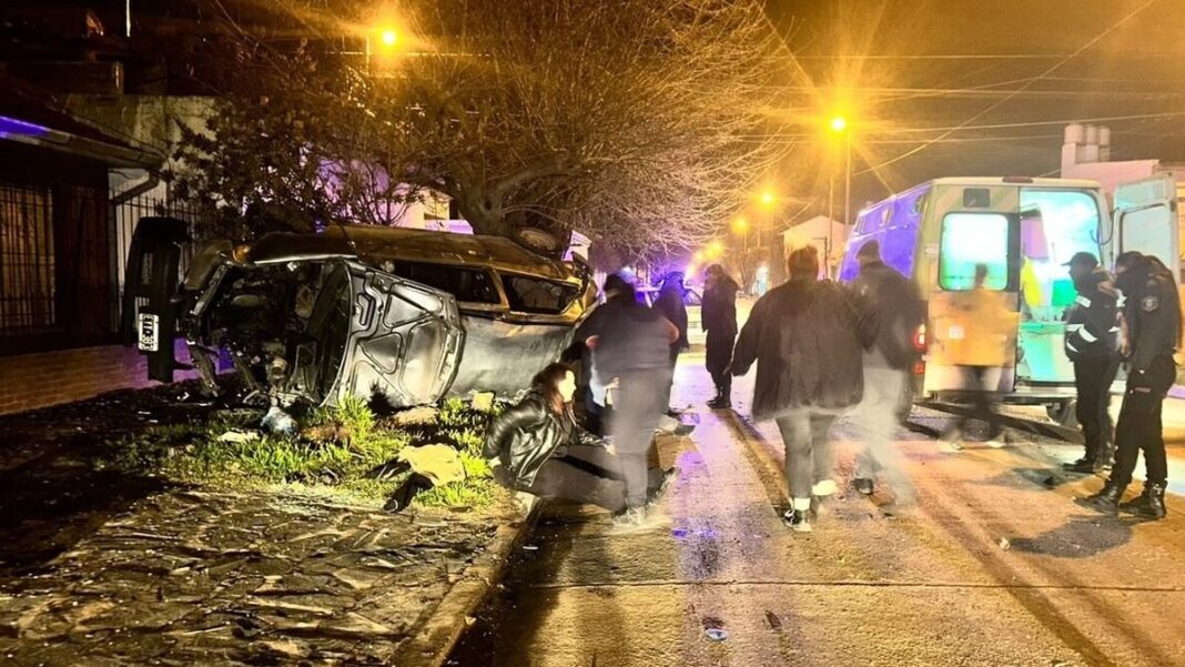 Camión blanco detenido en estacionamiento tras accidente en Balcarce