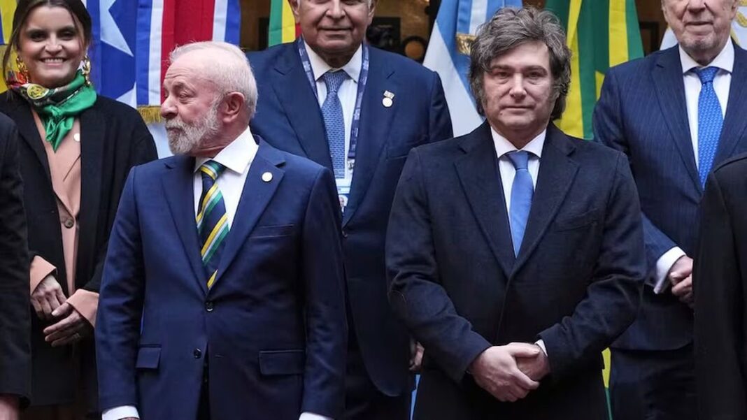 Bandera de Brasil y Argentina en izar