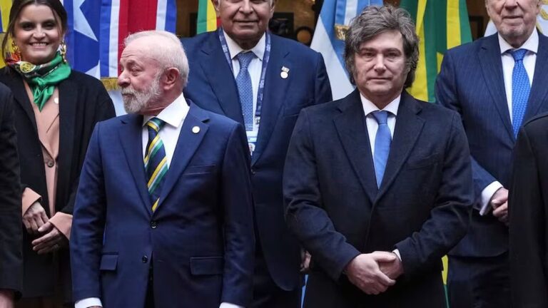 Bandera de Brasil y Argentina en izar