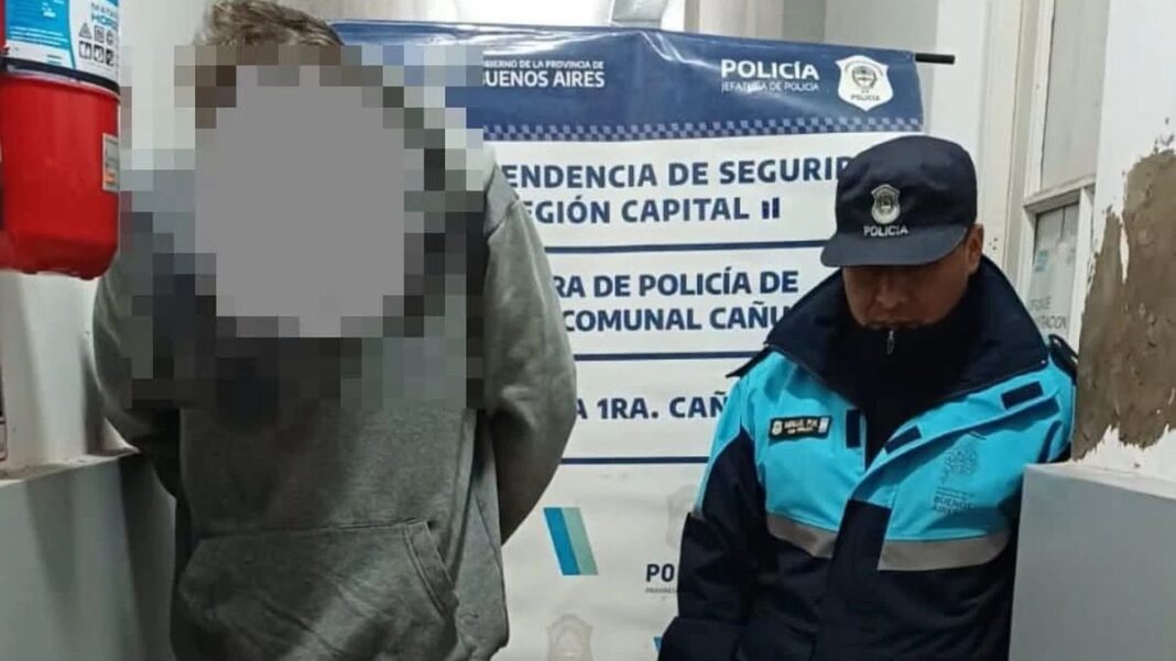 Policía científica en la puerta de un domicilio en Cañuelas