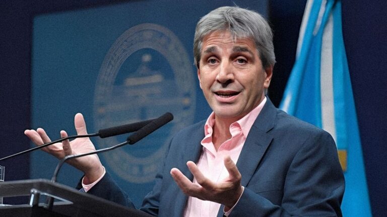 Luis Caputo durante una exposición en la Cámara de Agentes de Bolsa