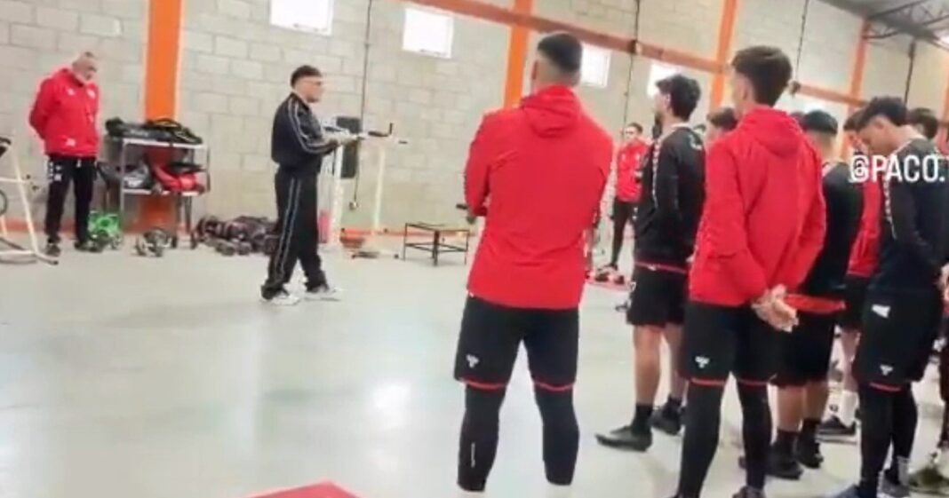 Miguel Paco Prado durante prédica ante jugadores de Chacarita Juniors