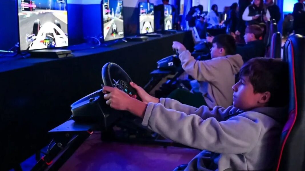 Jóvenes compitiendo en la Liga Bonaerense de Videojuegos en Chascomús