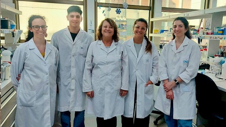 Investigadores del CONICET en laboratorio trabajando en el test de dengue