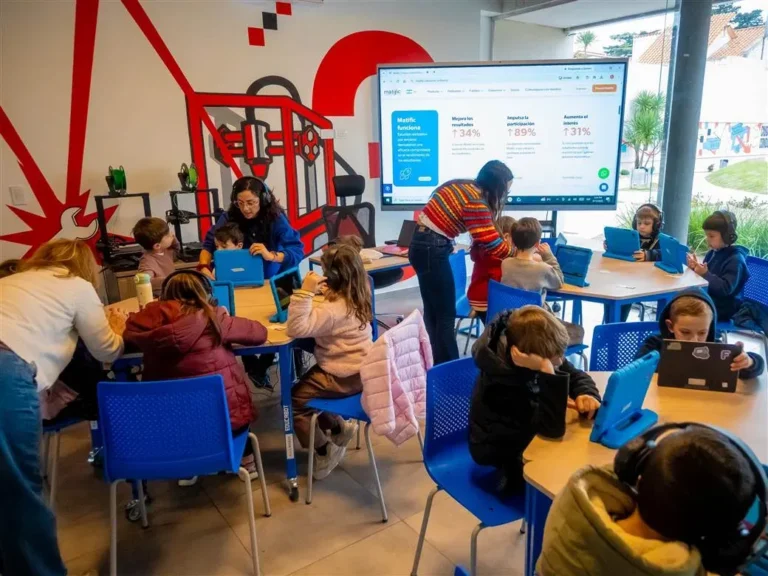 Estudiantes de la Escuela de Robótica durante una clase