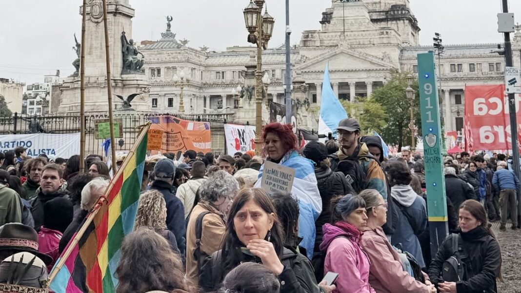 Manifestación frente al Congreso Nacional bajo la lluvia con carteles de rechazo a la Ley de Inviolabilidad de la Propiedad Privada