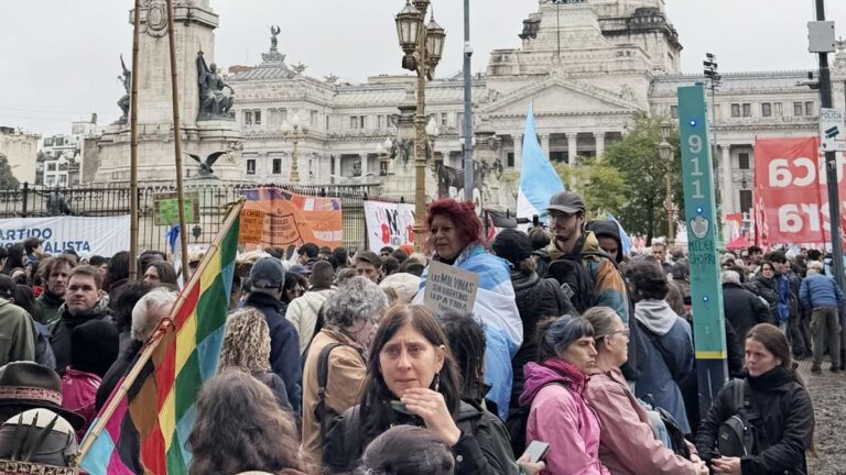 Manifestación frente al Congreso Nacional bajo la lluvia con carteles de rechazo a la Ley de Inviolabilidad de la Propiedad Privada