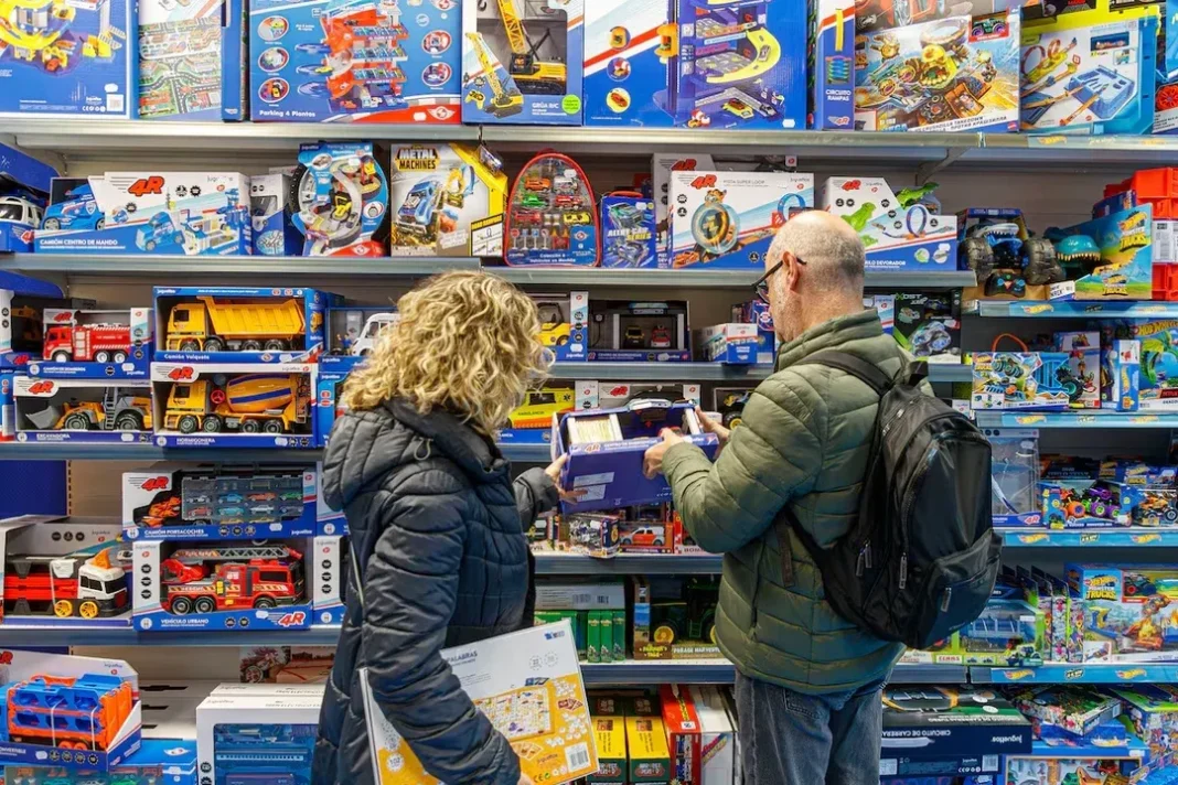 Persona realizando una compra online desde un teléfono móvil en el contexto del Día del Niño