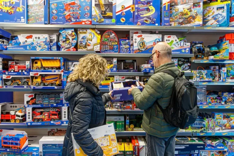 Persona realizando una compra online desde un teléfono móvil en el contexto del Día del Niño