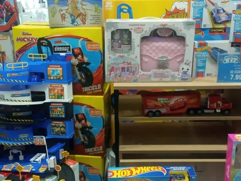 Juguetes en una juguetería de Junín por el Día del Niño